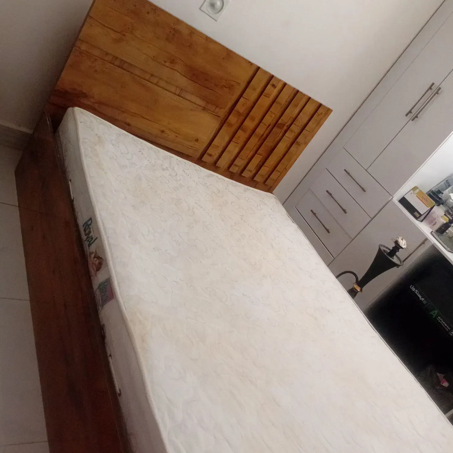 تخت نو به همراه خوشخواب و دو عدد پاتختی|تخت و سرویس خواب|تربتحیدریه, شهرک ولیعصر|دیوار