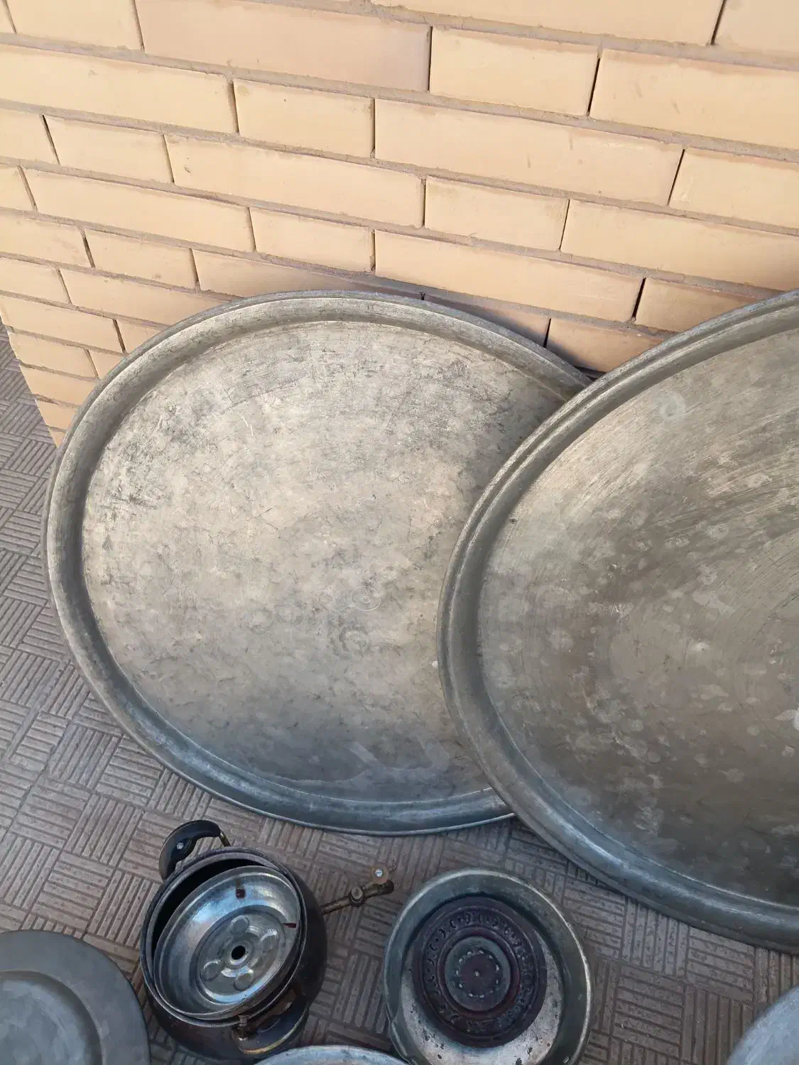 مس سینی بزرگ|کلکسیون اشیاء عتیقه|یزد, |دیوار