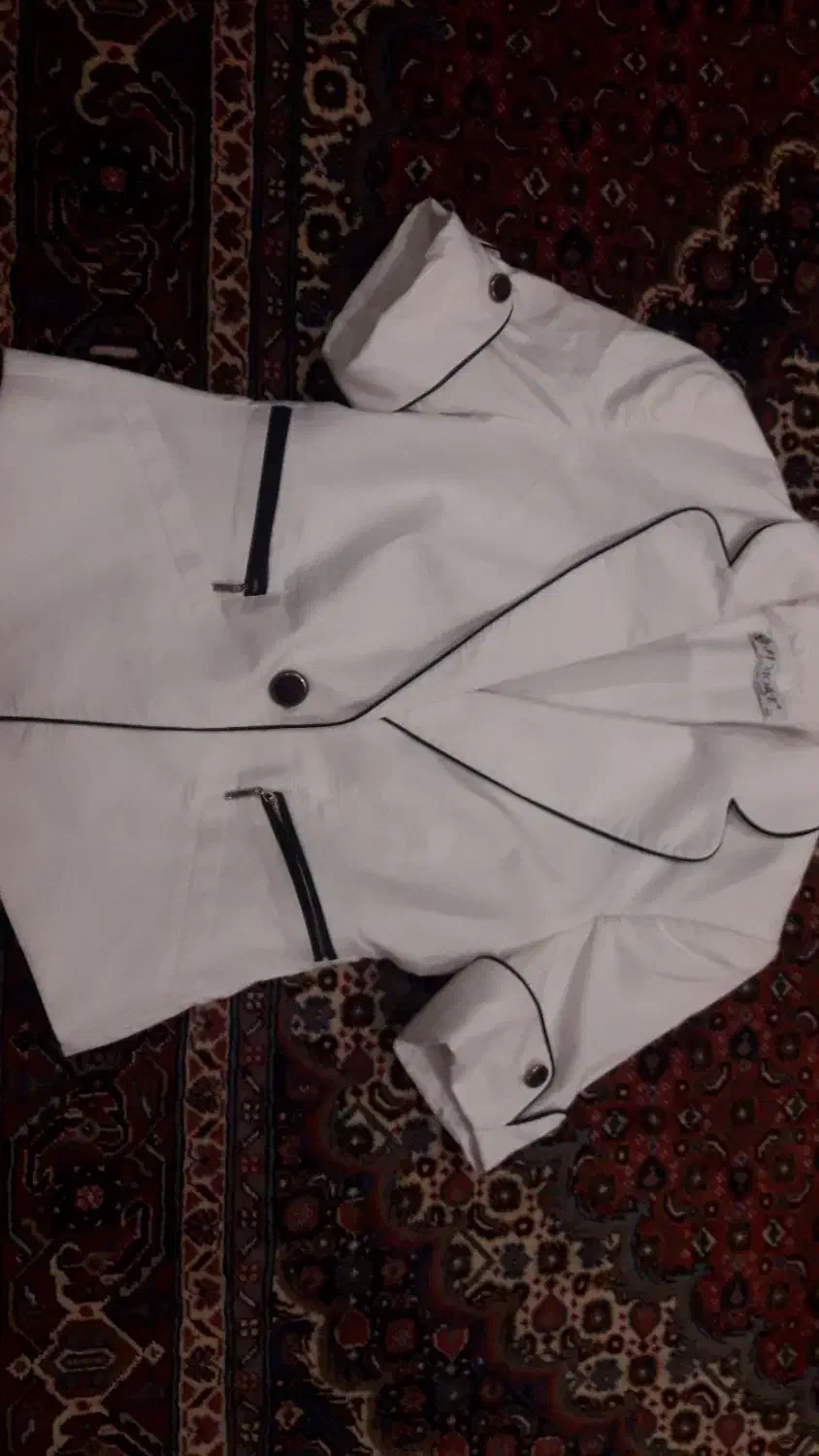 کت شلوار مجلسی و کفش|لباس|اندیشه, اندیشه فاز ۱|دیوار