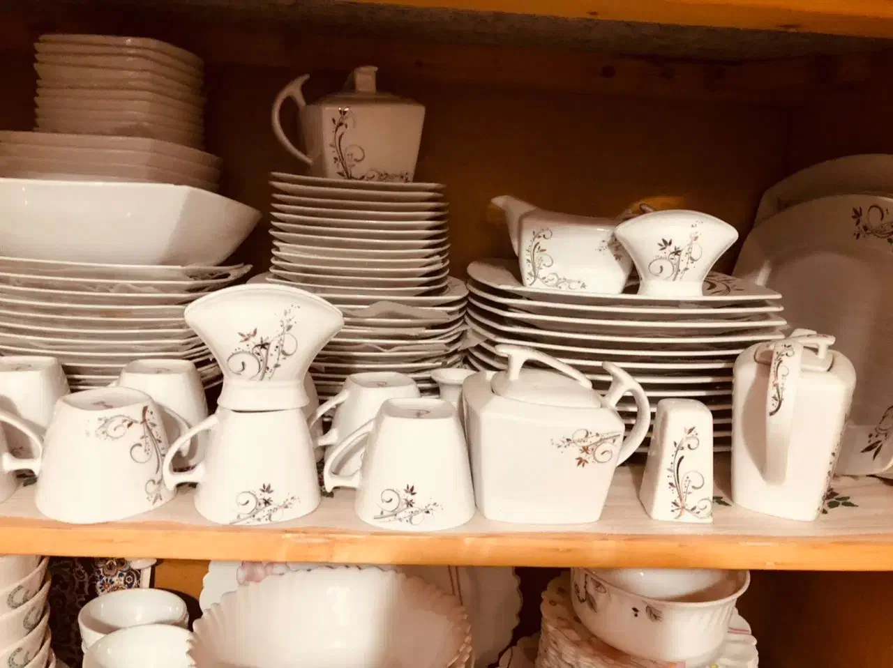 ظروف پذیرایی چینی ۹۸پارچه کامل بدون هیچ ناقصی|ظروف سرو و پذیرایی|ساری, |دیوار