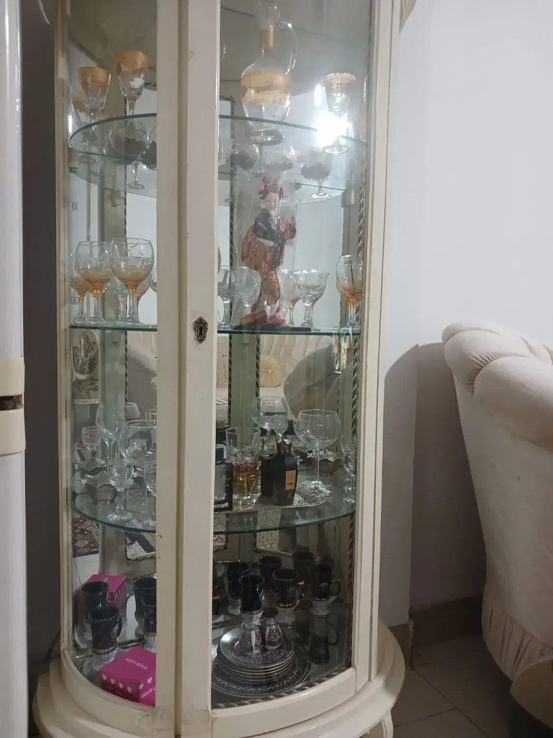 بوفه کرم رنگ نیم دایره سالم|بوفه، ویترین، کنسول|بسطام, |دیوار