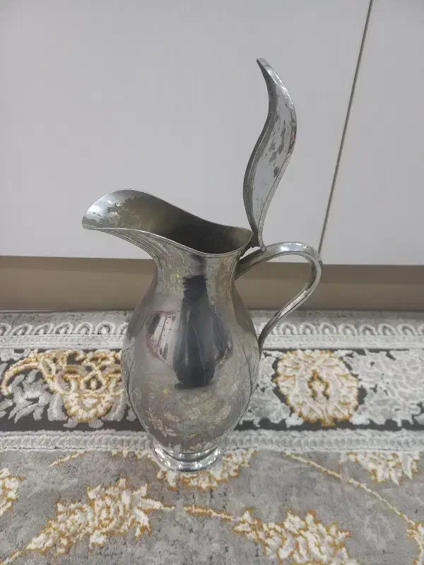 پارچ برنجی|کلکسیون اشیاء عتیقه|قم, باغ شریفی|دیوار