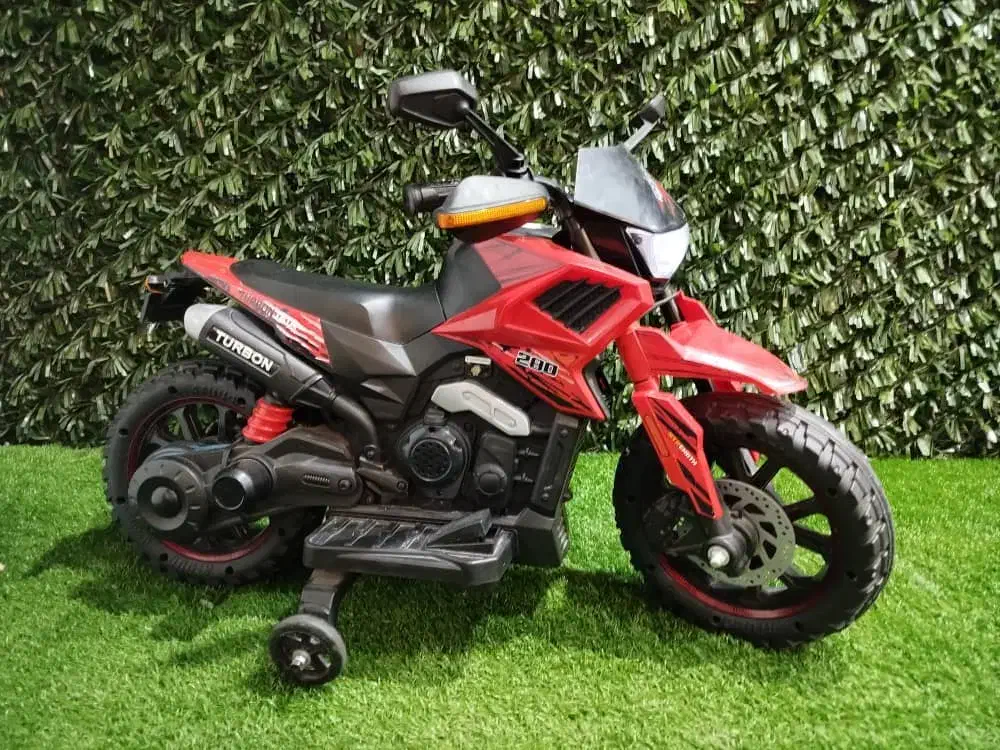 موتور شارژی دو موتوره کوچیک درحد نو|اسباب‌بازی بچه|شیراز, شهرک والفجر|دیوار