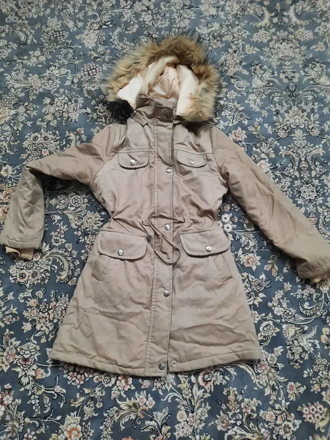 یک بارانی و یک کاپشن در حد نو ترکیه ای|لباس|قم, چهل درخت|دیوار