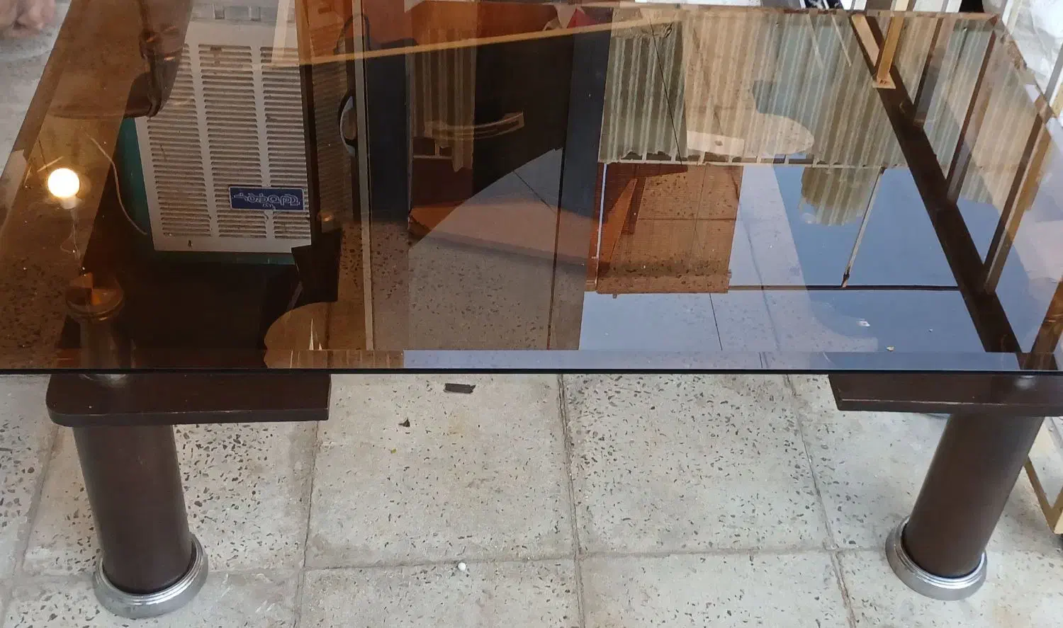 یک عدد میز عسلی و یک عدد میز شیشه ای|مبلمان خانگی و میز عسلی|آبیک, |دیوار