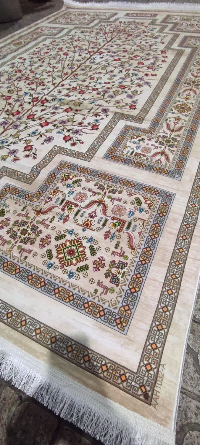 فرش ماشینی طرح دستباف نقشه درخت شکوفه کرم|فرش|تهران, امین حضور|دیوار