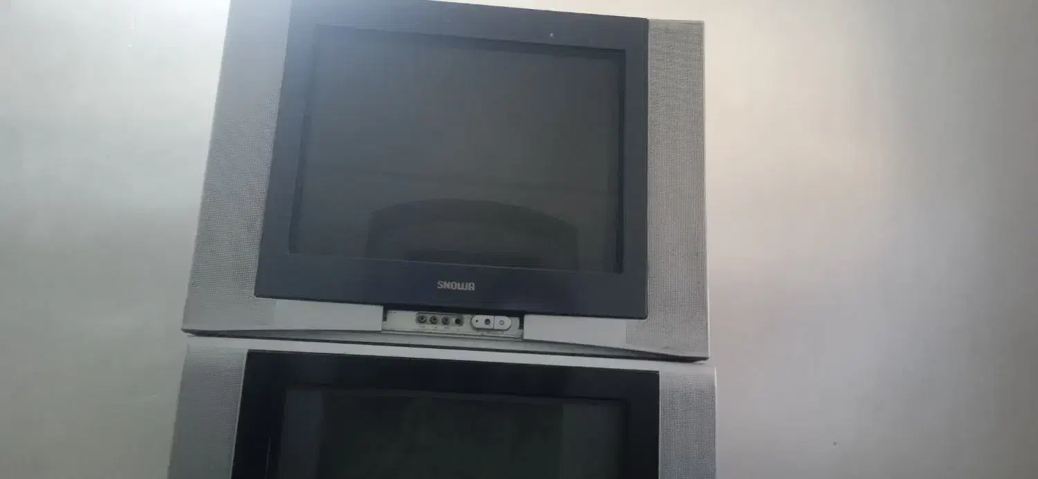 فروش ۲ عدد تلویزین ۲۱ قدیمی همراه میز شیشه ای|تلویزیون و پروژکتور|آیسک, |دیوار