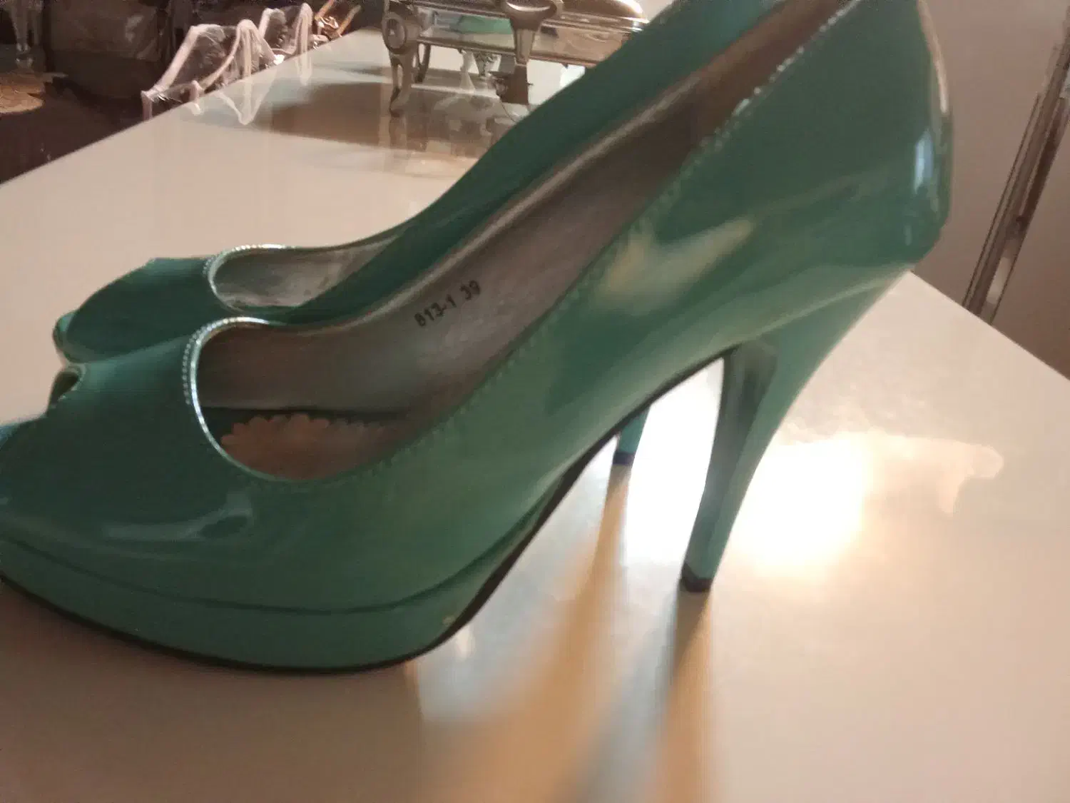 کفش مجلسی|کیف، کفش، کمربند|میانه, |دیوار