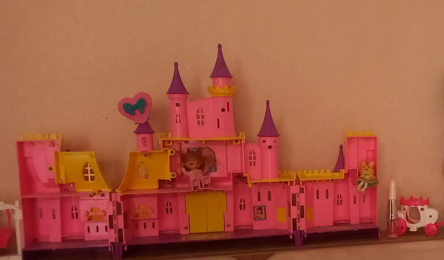 قصر فروزن|اسباببازی بچه|ساری, |دیوار