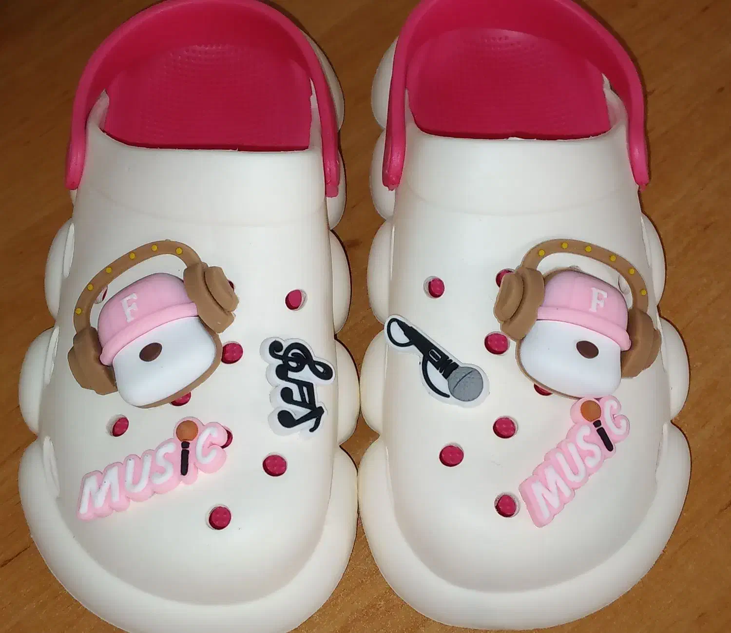 کراکس|کیف، کفش، کمربند|ساری, |دیوار