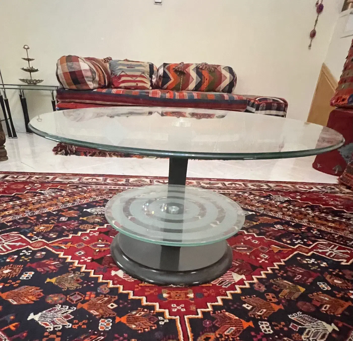 میز گردشیشه ای پایه چوب بسیار محکم و مقاوم|میز و صندلی غذاخوری|شیراز, خلیلی|دیوار