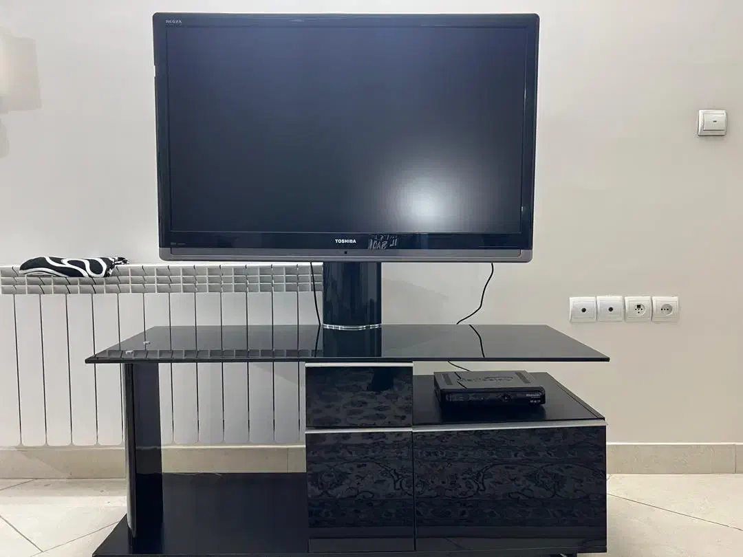 ال سی دی ۴۲اینچ با‌میز|تلویزیون و پروژکتور|تهران, خاوران|دیوار