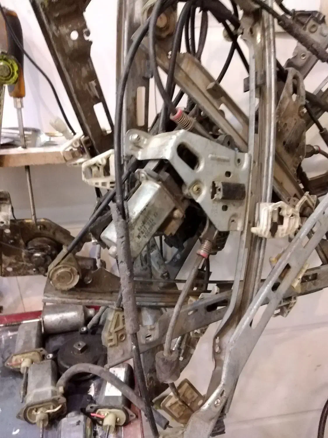 تعمیر انواع شیشه بالابر ایرانی خارجی|قطعات یدکی و لوازم جانبی|شیراز, شیخ علی چوپان|دیوار