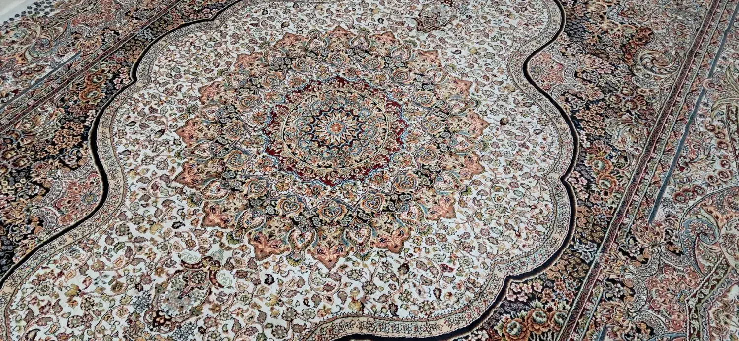 فرش ۹ متری|فرش|شاهین‌شهر, اقبال لاهوری|دیوار