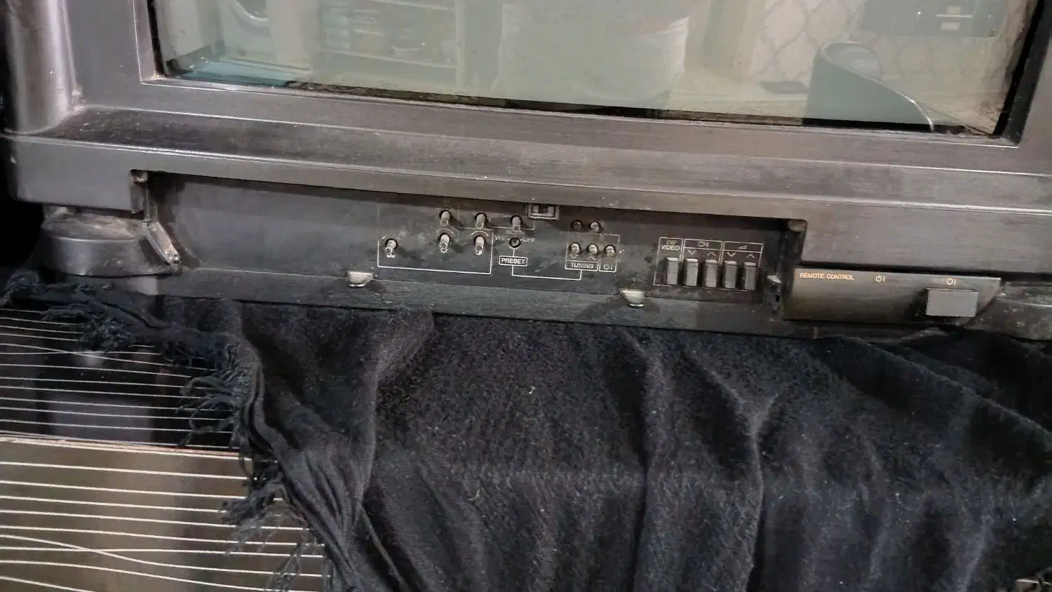 تلویزیون قدیمی|تلویزیون و پروژکتور|گلبهار, شهر جدید گلبهار|دیوار