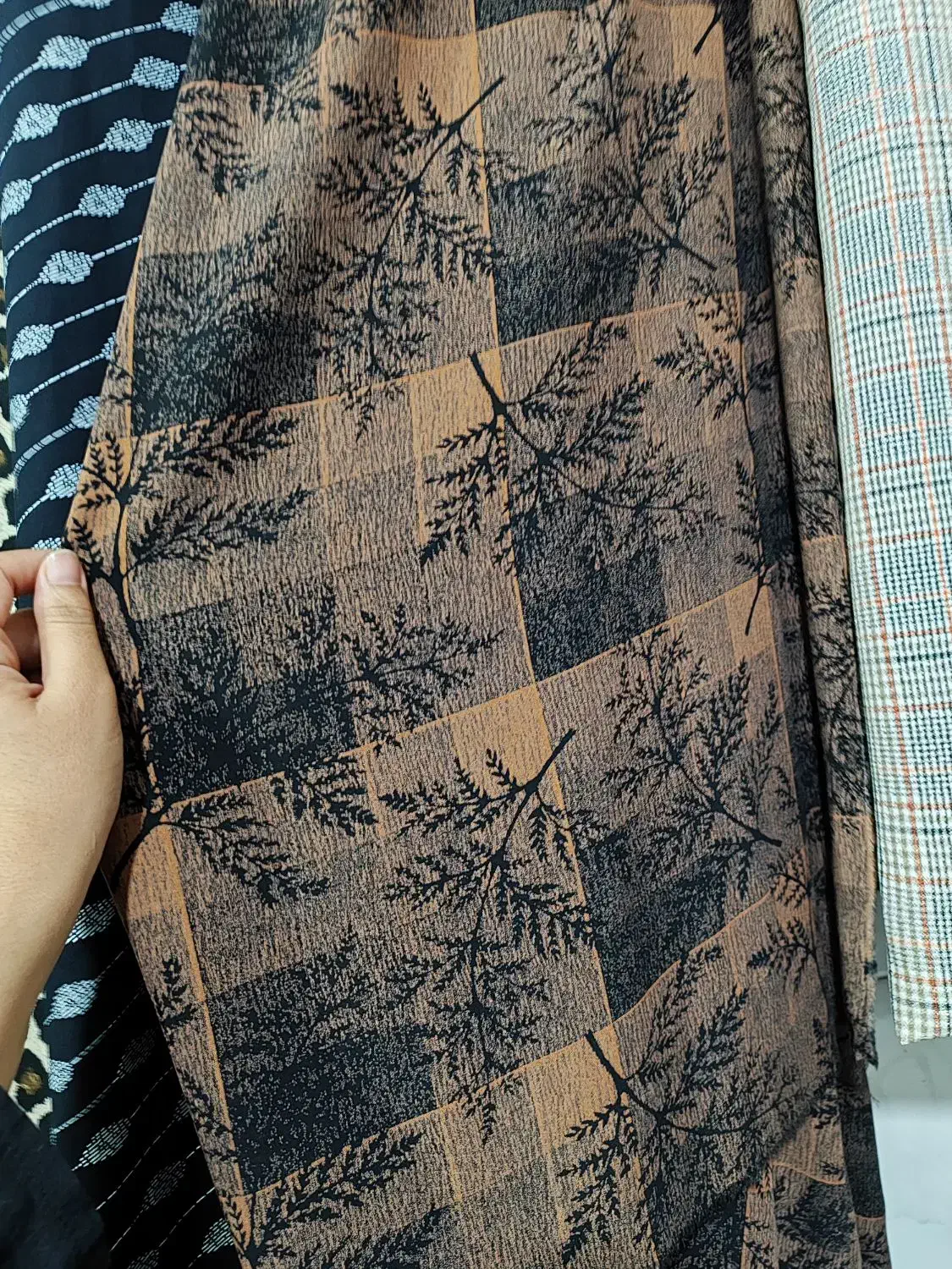 پارچه سرا و خیاطی|لباس|هرسین, |دیوار