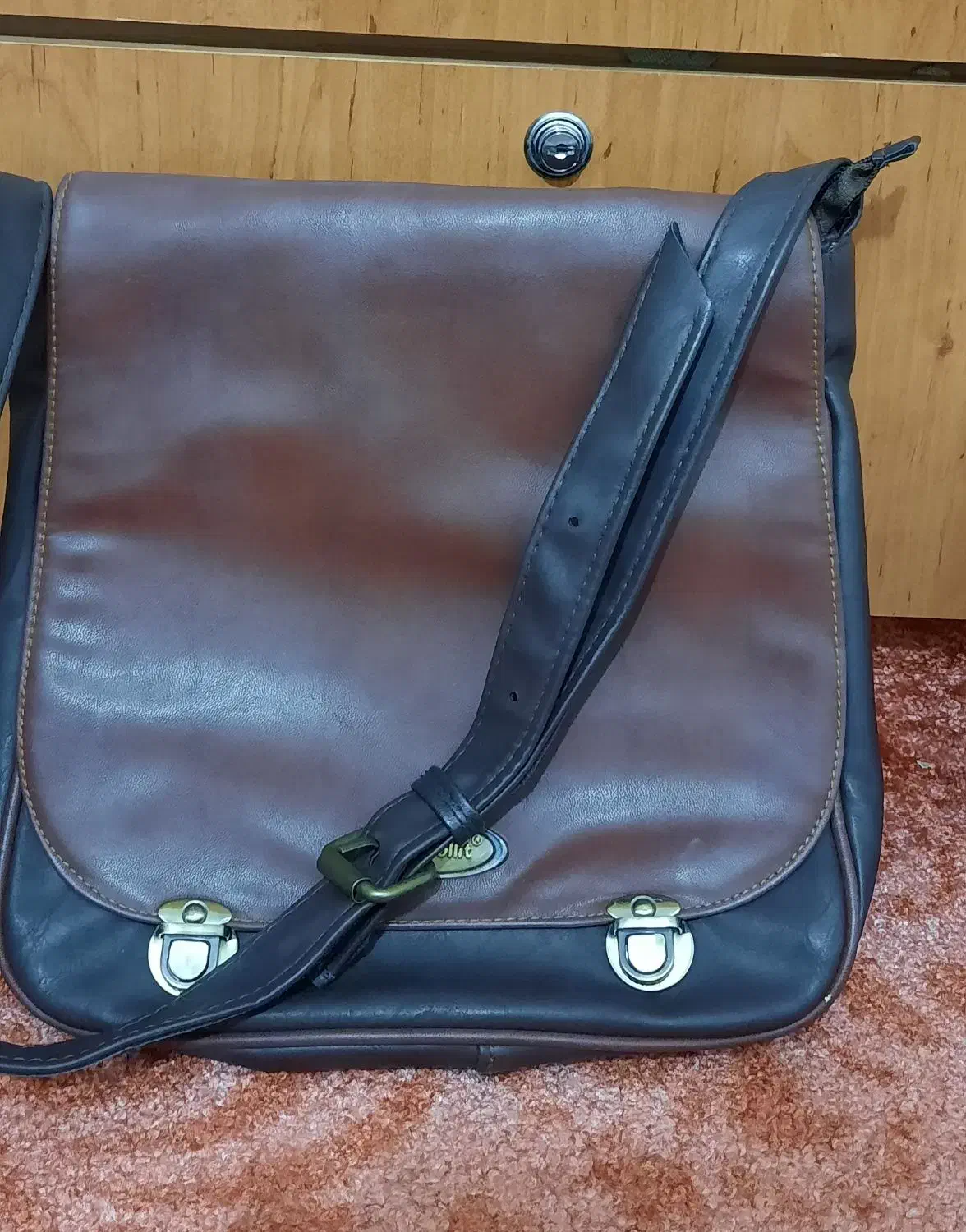 کیف رودوشی|کیف، کفش، کمربند|رشت, منظریه|دیوار