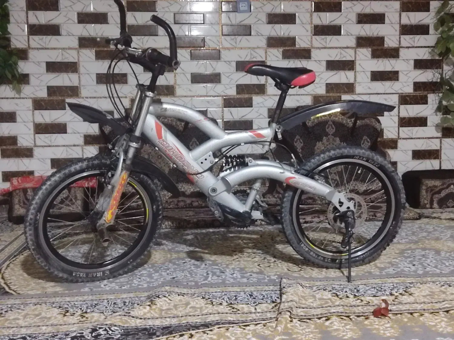 دوچرخه نو|دوچرخه، اسکیت، اسکوتر|خاش, |دیوار