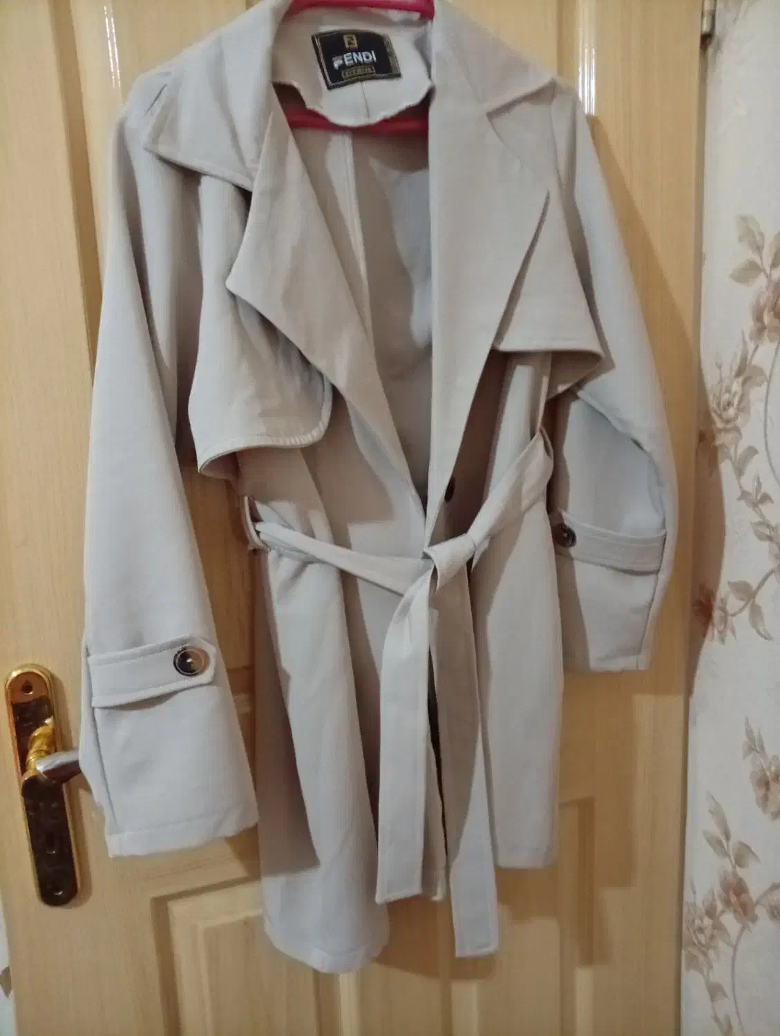 لباس و پالتو|لباس|میانه, |دیوار