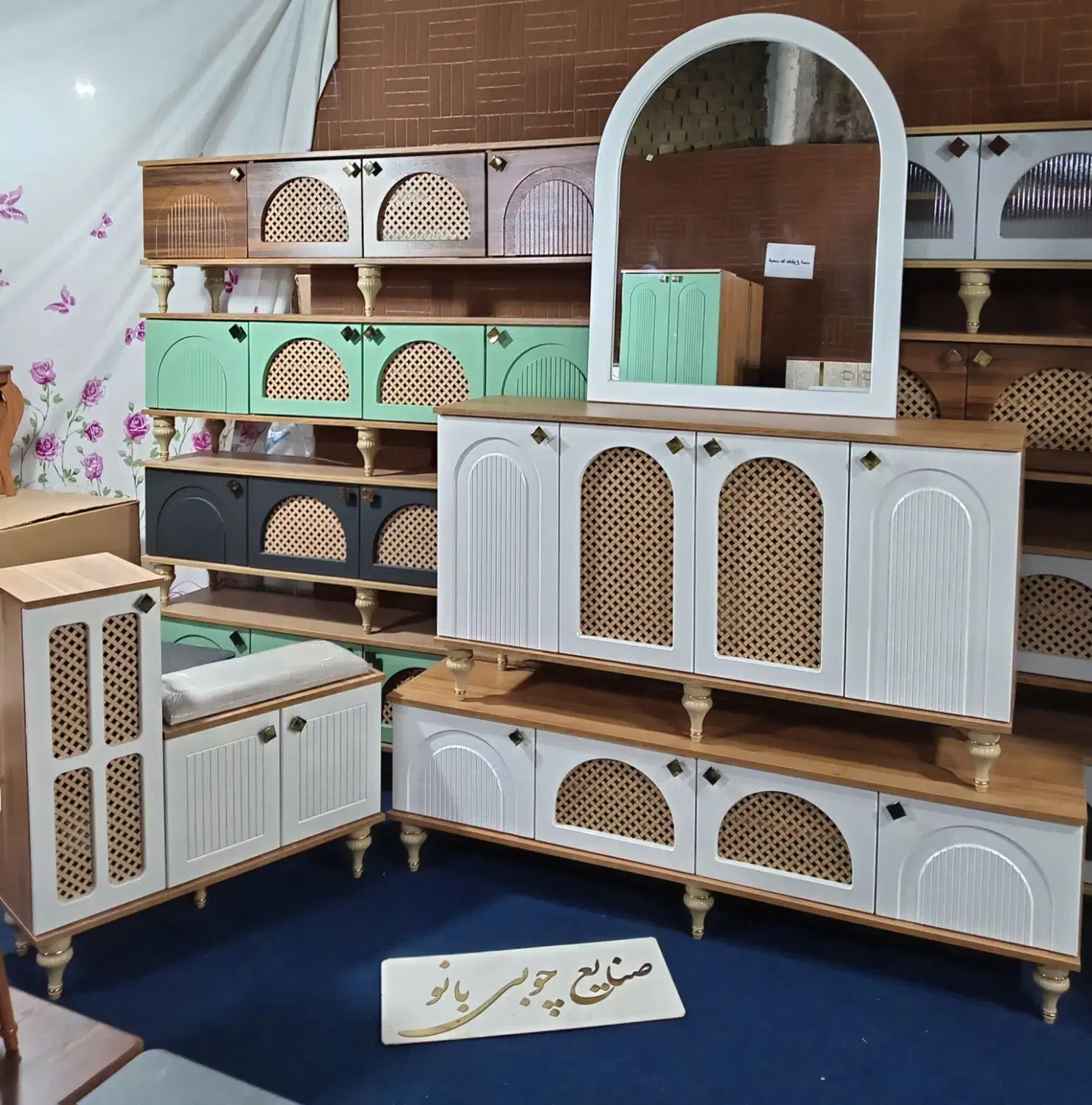 کد 14500 کنسول تنها با آینه ۴ درب دوطبقه کد 14500|بوفه، ویترین، کنسول|قم, قلعه کامکار|دیوار