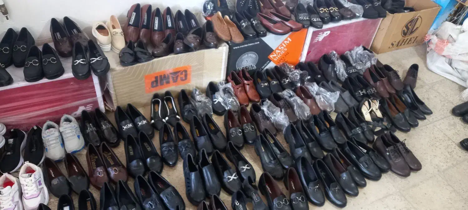 تعداد هزار جفت کفش|کیف، کفش، کمربند|جونقان, |دیوار