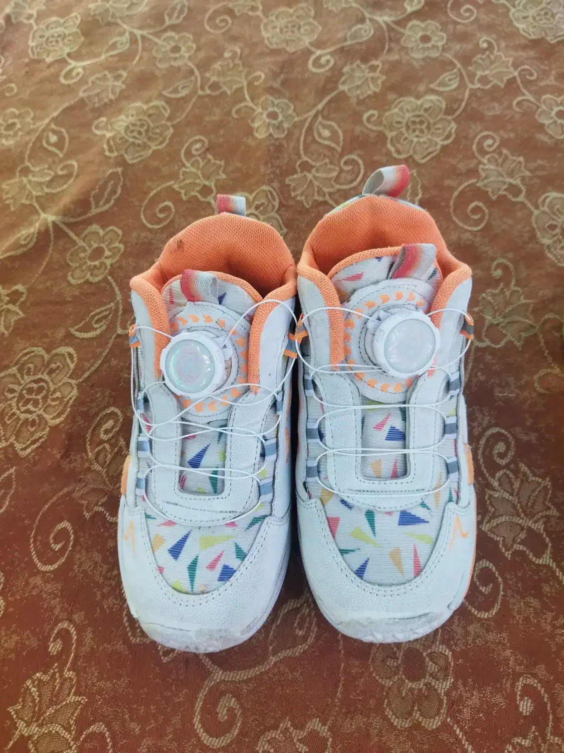 کنونی بچگانه|کفش و لباس بچه|سنگر, |دیوار