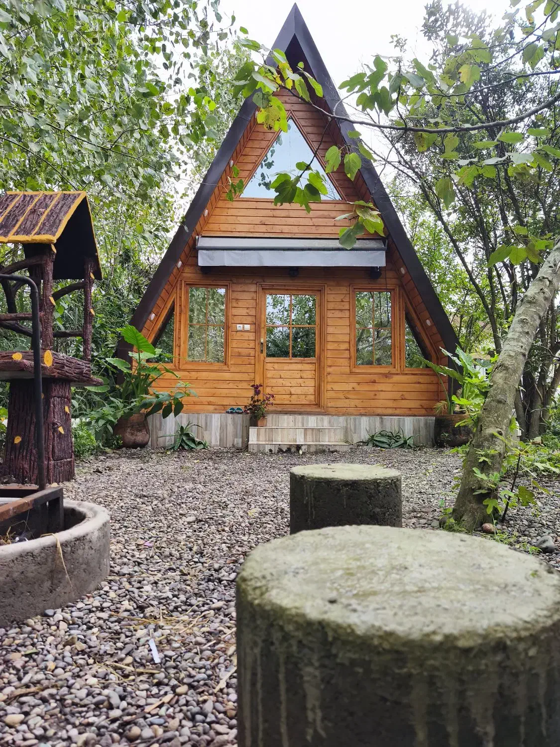 کلبه سوئیسی جکوزی دار گیله سوسو(با صبحانه رایگان)|اجارهٔ کوتاهمدت ویلا و باغ|کوچصفهان, |دیوار