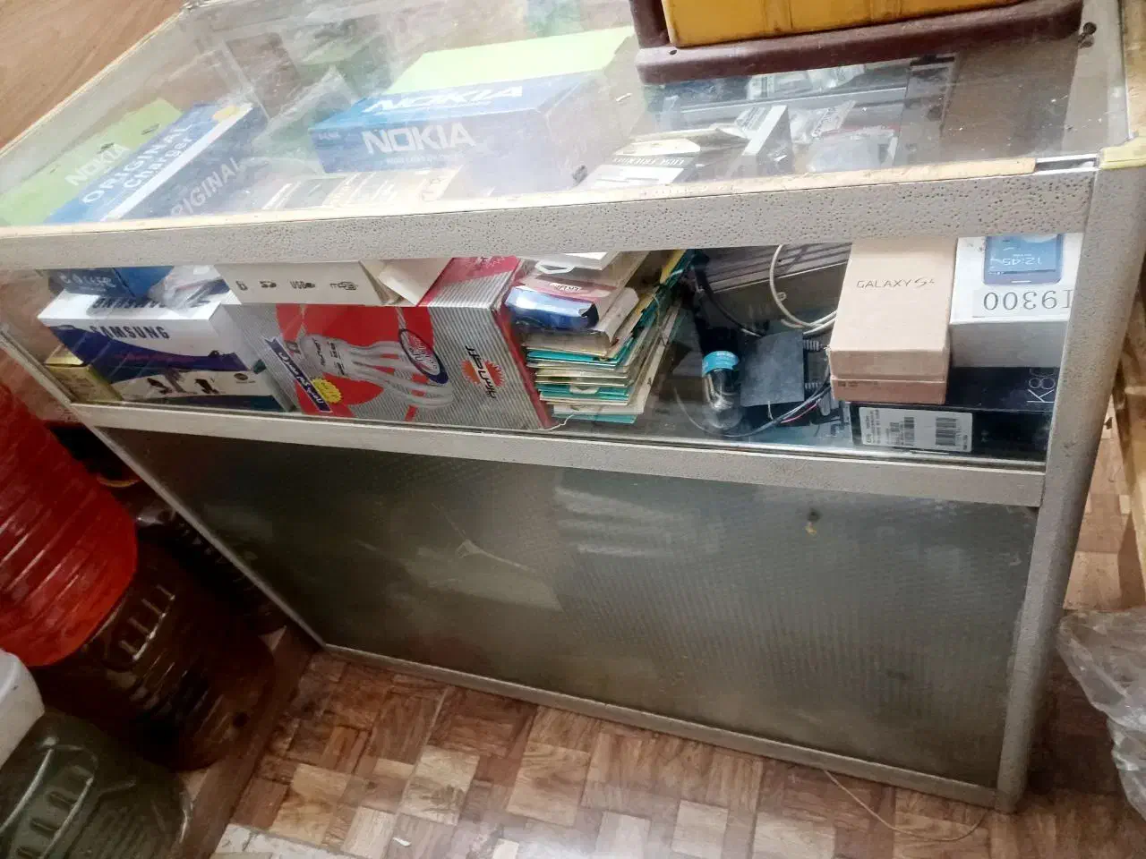 دکور ایستاده و ویترین ست ، دکور و میز پیشخوان mdf|فروشگاه و مغازه|کاشان, پشت شهربانی|دیوار