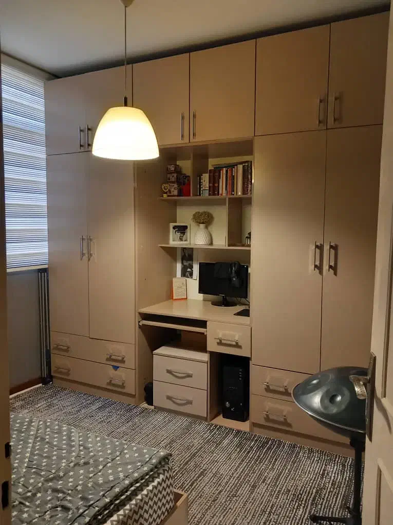 کوچه مشکی روبه روی مترو