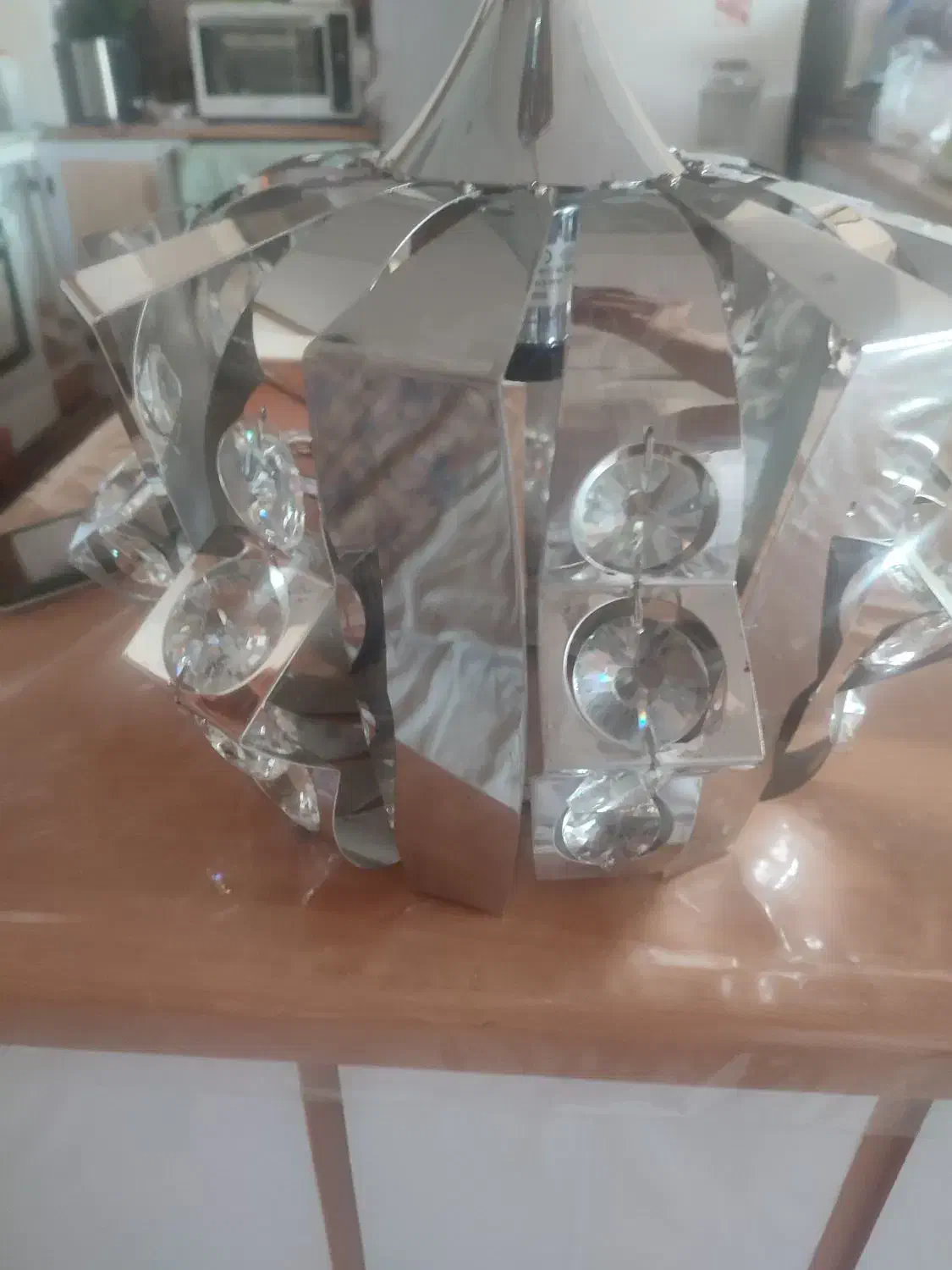 لوستر استیل گرد همراه با کریستال|لوستر و چراغ آویز|اصفهان, باغ زیار|دیوار