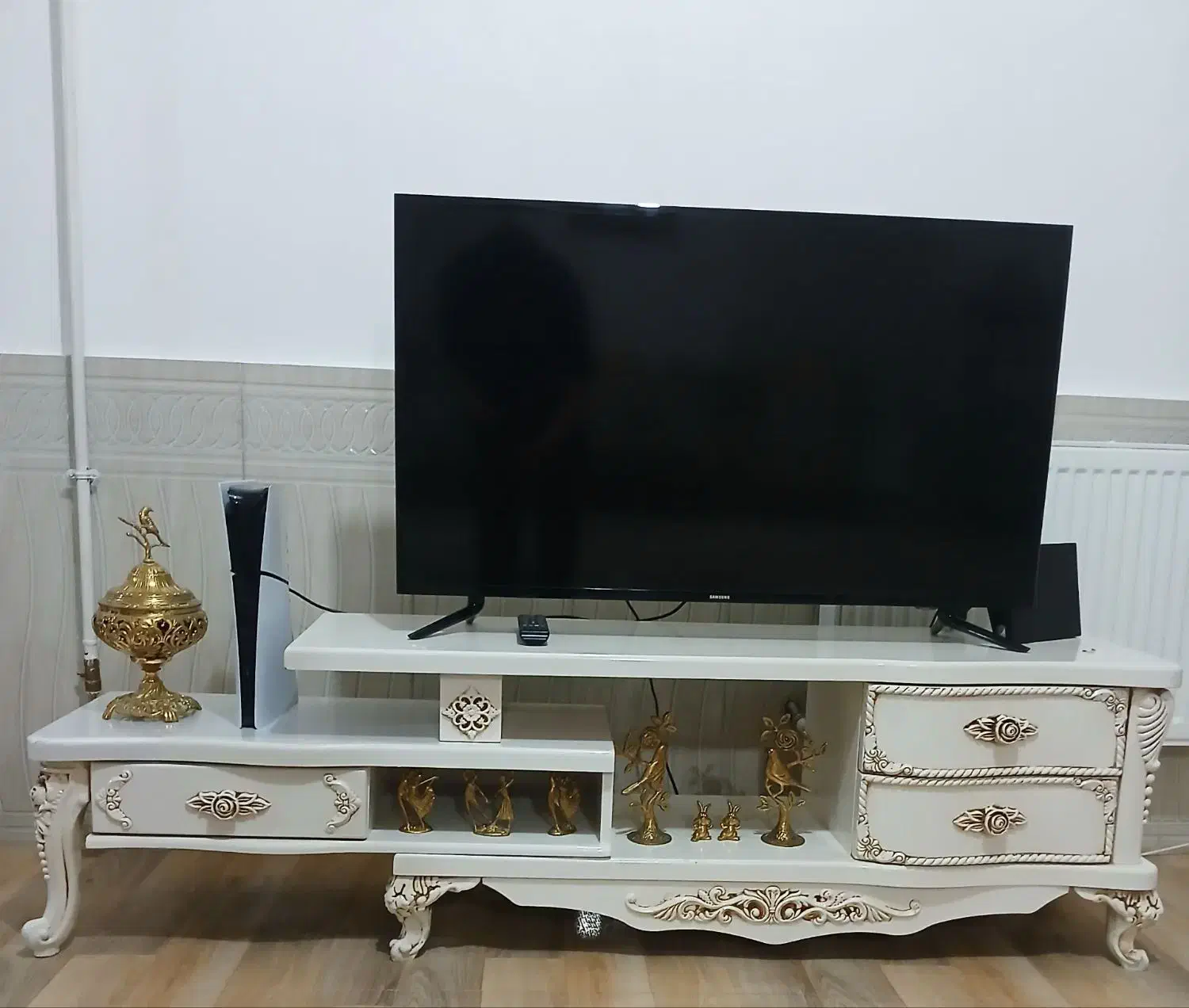 میز تلویزیون. آیینه و شمعدان تمیز. کاملن نونو|میز تلویزیون|نهاوند, |دیوار