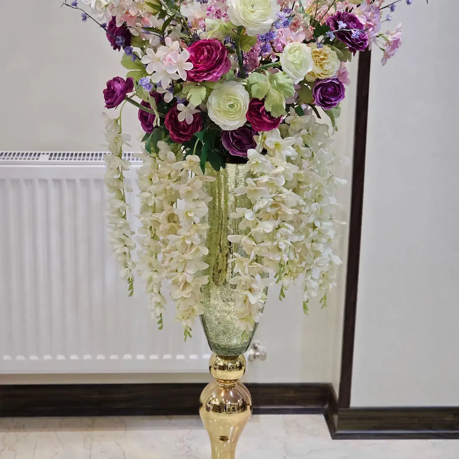 گلدان شیشه‌ای با گل‌های منحصر به فرد|گل مصنوعی|نجف‌آباد, معرفت|دیوار