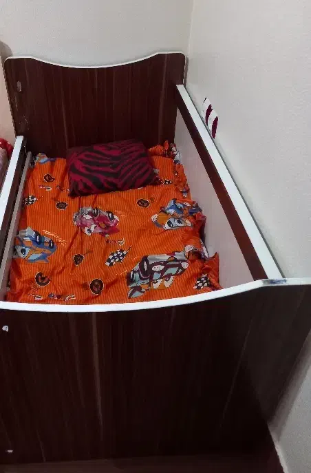 تخت کودک|تخت و صندلی بچه|شاهین‌شهر, شهرک گلدیس|دیوار