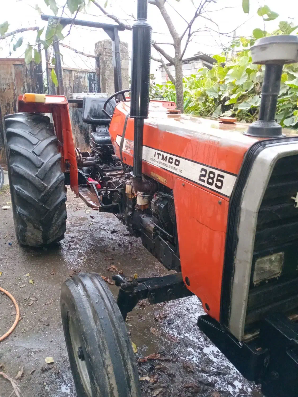 تراکتور|خودرو سنگین|چوبر, |دیوار