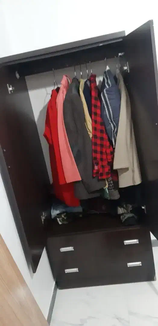 کمد لباس دو کشو ساعت دیواری فرش اتاق بچه اباژور|جاکفشی، کمد، دراور|تهران, مشیریه|دیوار