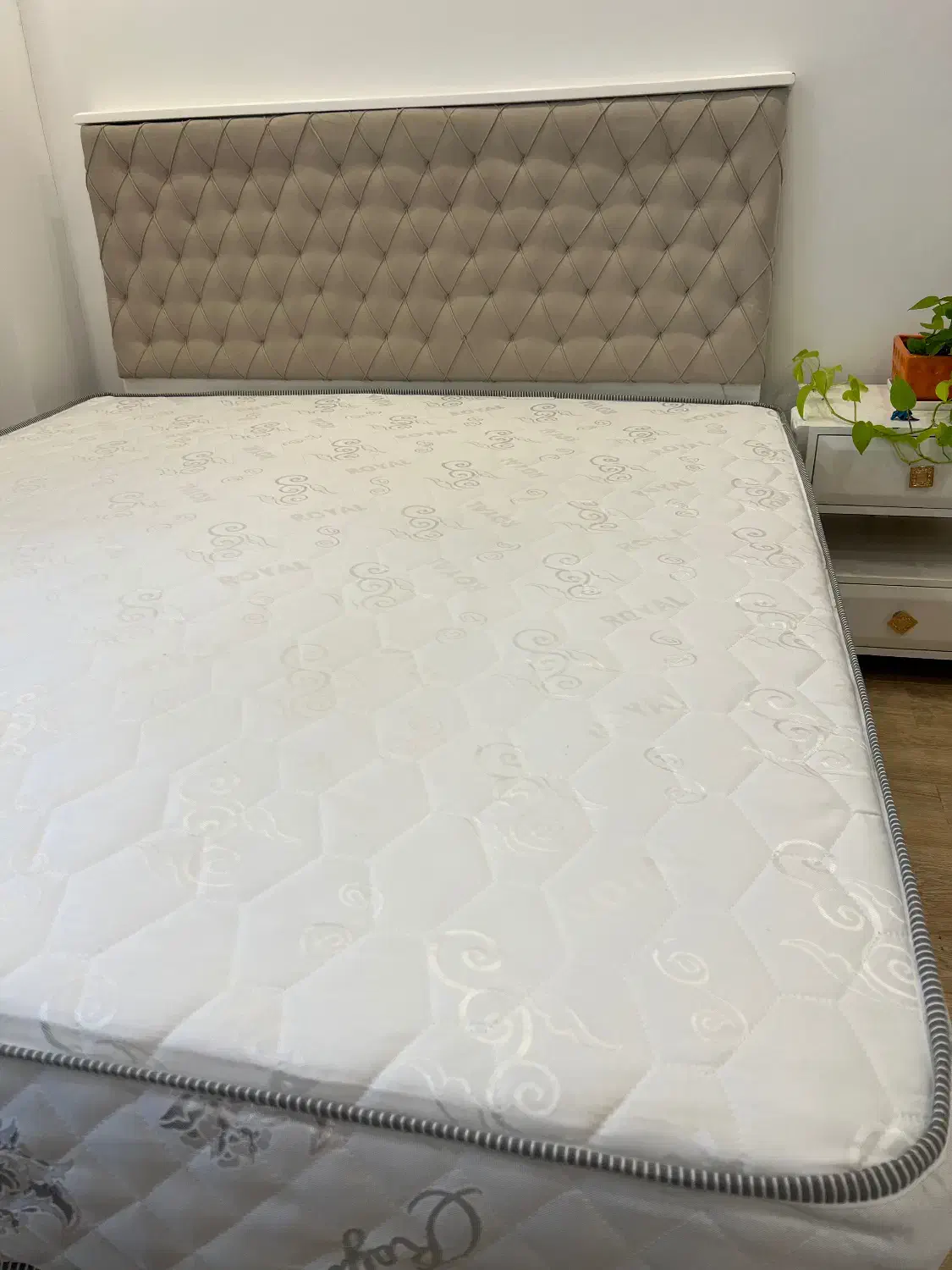 تختخواب دونفره با پایه فلزی، همراه تشک Royal|تخت و سرویس خواب|سلمانشهر, |دیوار