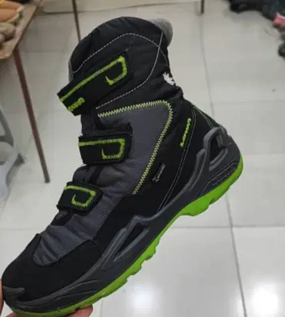 کفش کوهنوردی و زمستونی|کیف، کفش، کمربند|تربت جام, پاسداران|دیوار