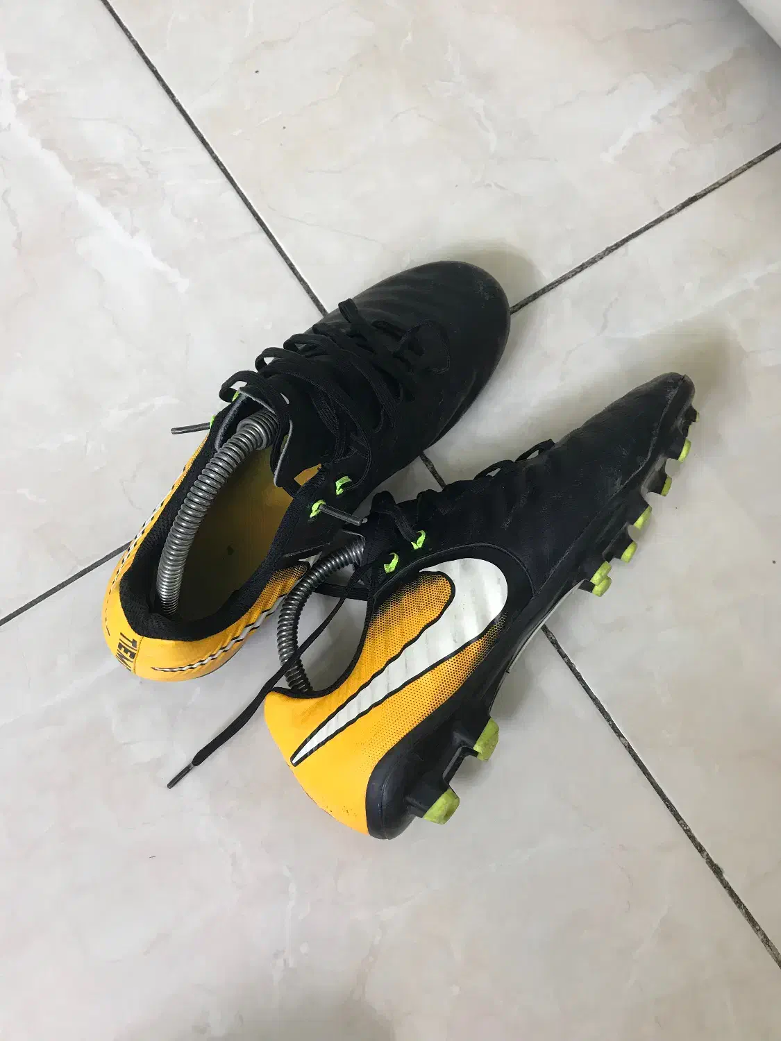 استوک فوتبال|کیف، کفش، کمربند|اندیشه, اندیشه فاز ۵|دیوار