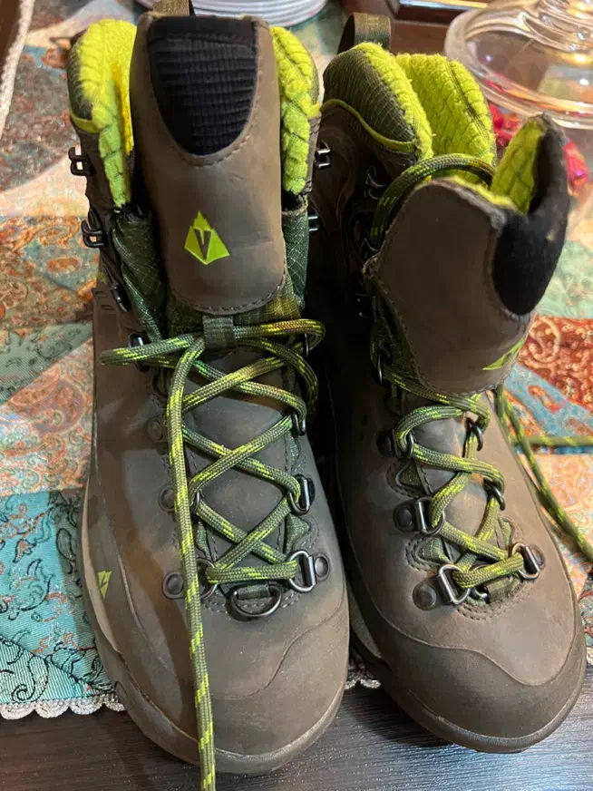 کفش|کیف، کفش، کمربند|کلاله, |دیوار