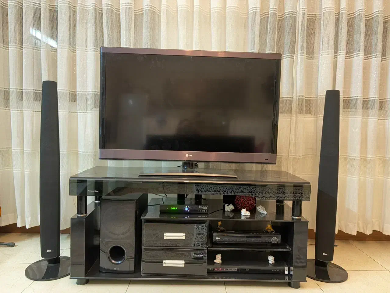 تلویزون LG ال جی و میز تلویزیون|تلویزیون و پروژکتور|اندیشه, پرنیان|دیوار