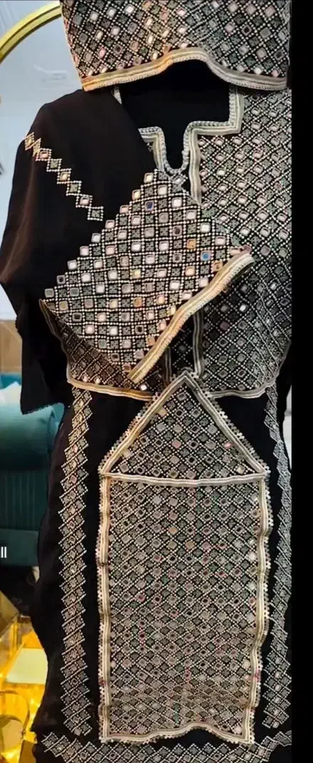 دوتا آیینه کوچک با ی چهار دانوک پلیوار پر میدوزم|لباس|ایرانشهر, |دیوار