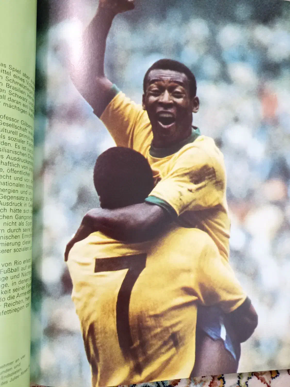 مجله تاریخچه جام جهانی از ابتدا تا جام 1974|کلکسیون اشیاء عتیقه|شیراز, لاله|دیوار