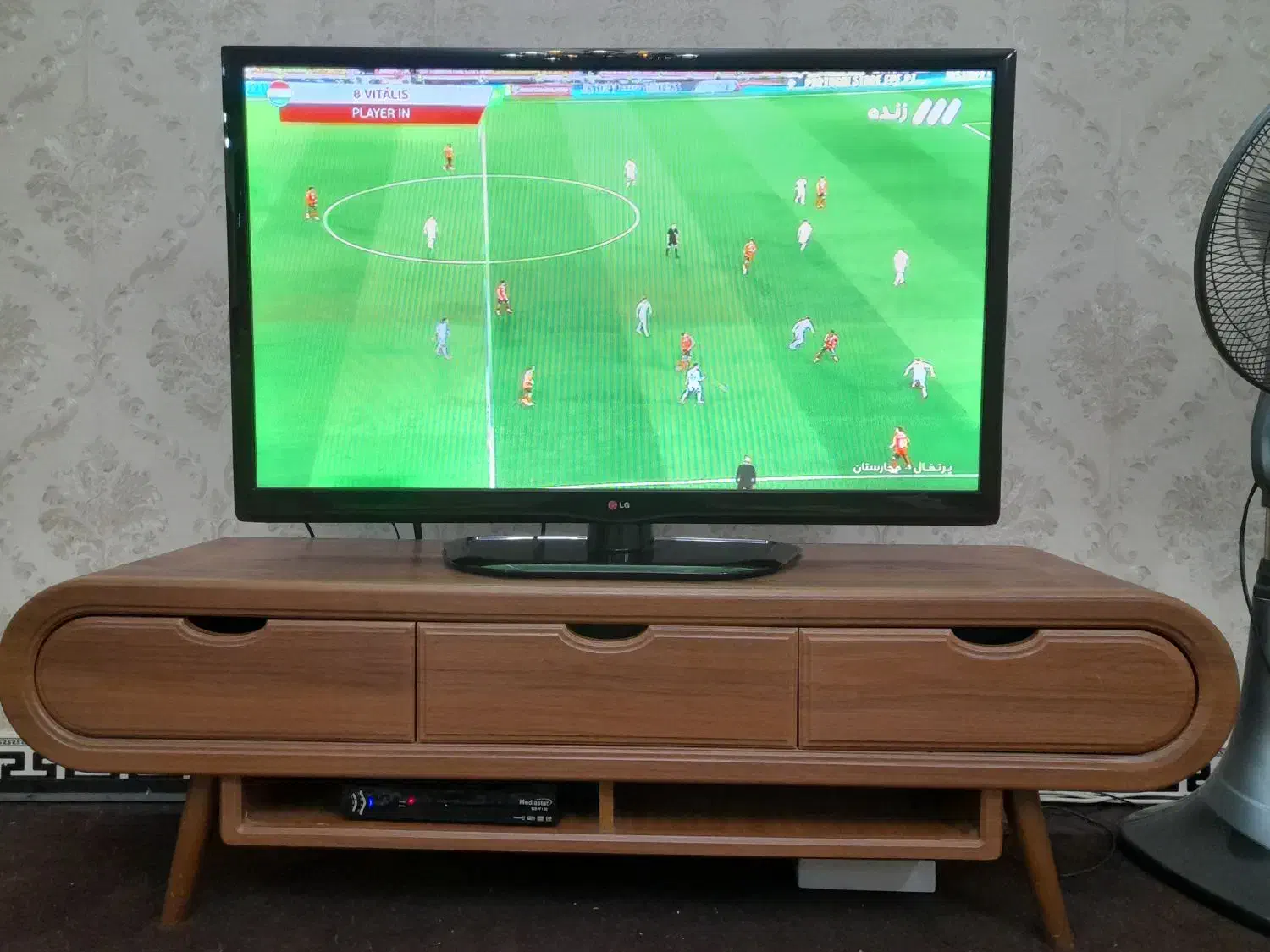 تلویزیون ۴۲ اینچ ال جی با میز و کارتن|تلویزیون و پروژکتور|خاوران, |دیوار