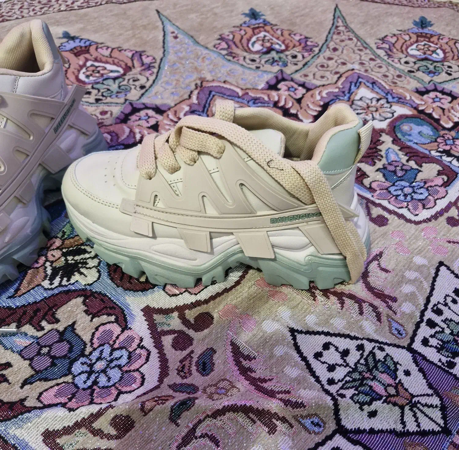 یک جفت کفش اسپورت|کیف، کفش، کمربند|سنندج, |دیوار