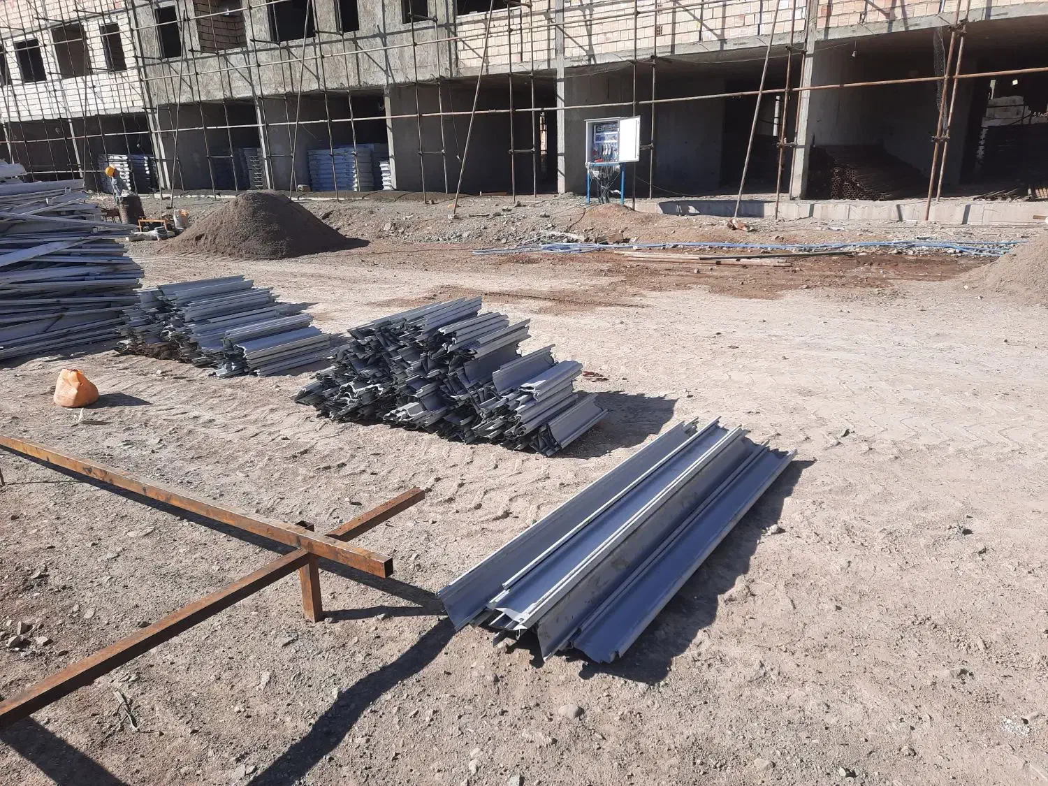 کارگر ساده و وردست اشنا به جوشکاری|استخدام معماری، عمران و ساختمانی|محمدیه-قزوین, |دیوار