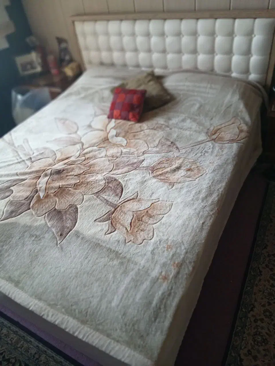 تخت خواب دو نفره همراه با میز توالت و دو پاتختی|تخت و سرویس خواب|شیراز, قالیشویی|دیوار