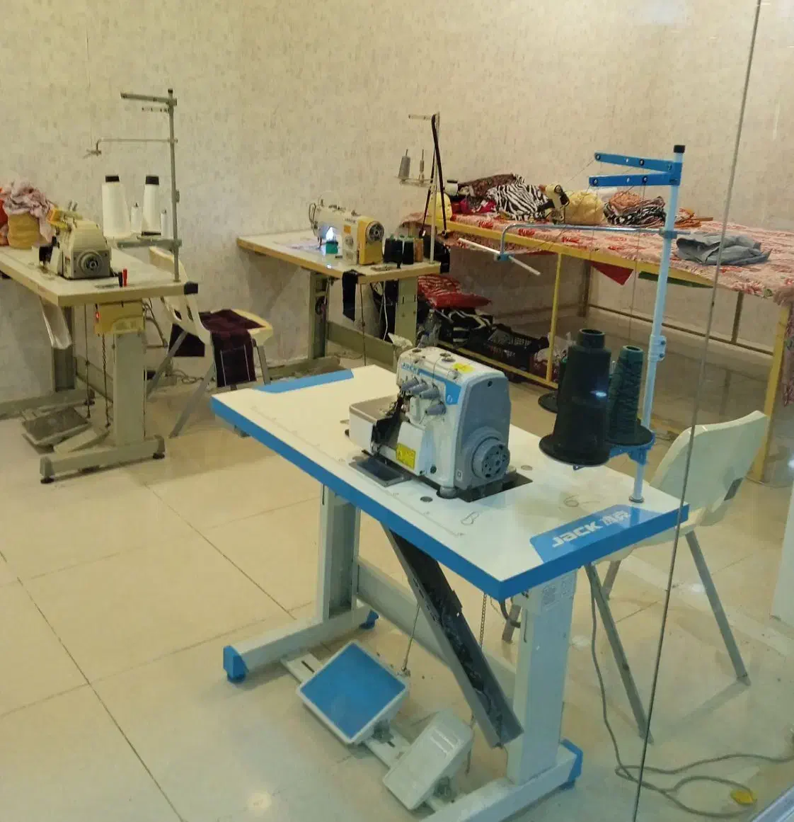 کارگاه. خیاطی زنانه|لباس|قشم, |دیوار