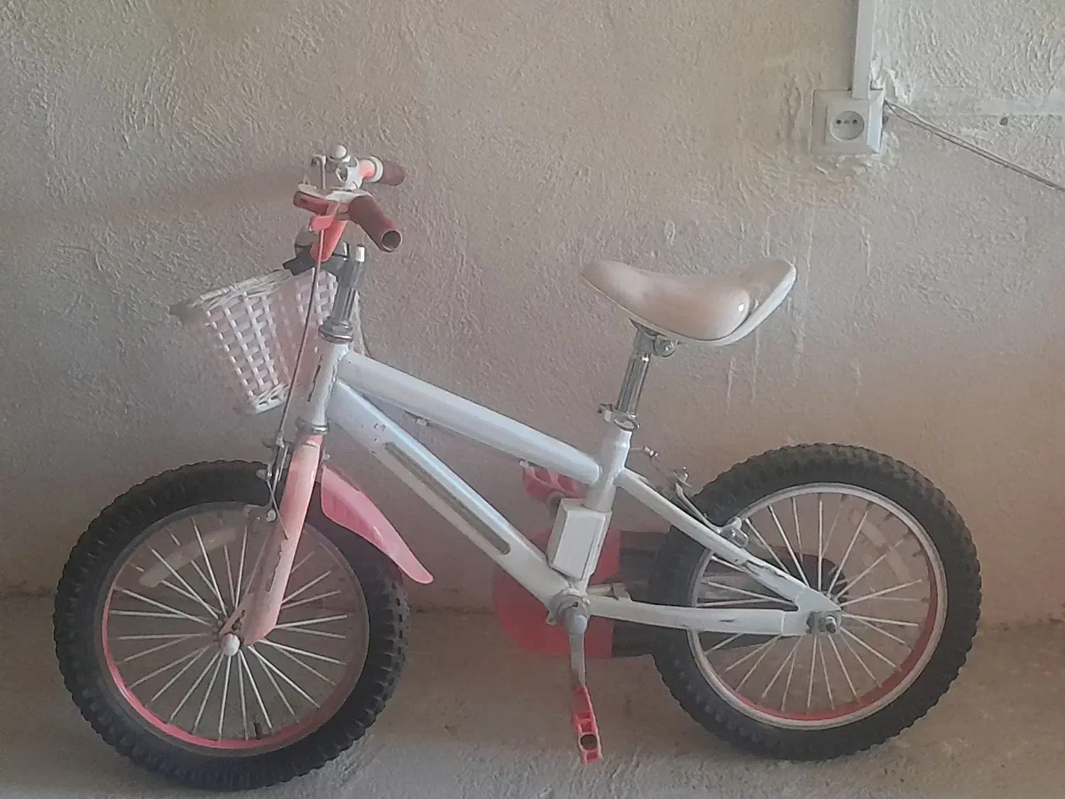 دوچرخه|دوچرخه، اسکیت، اسکوتر|بهار, |دیوار