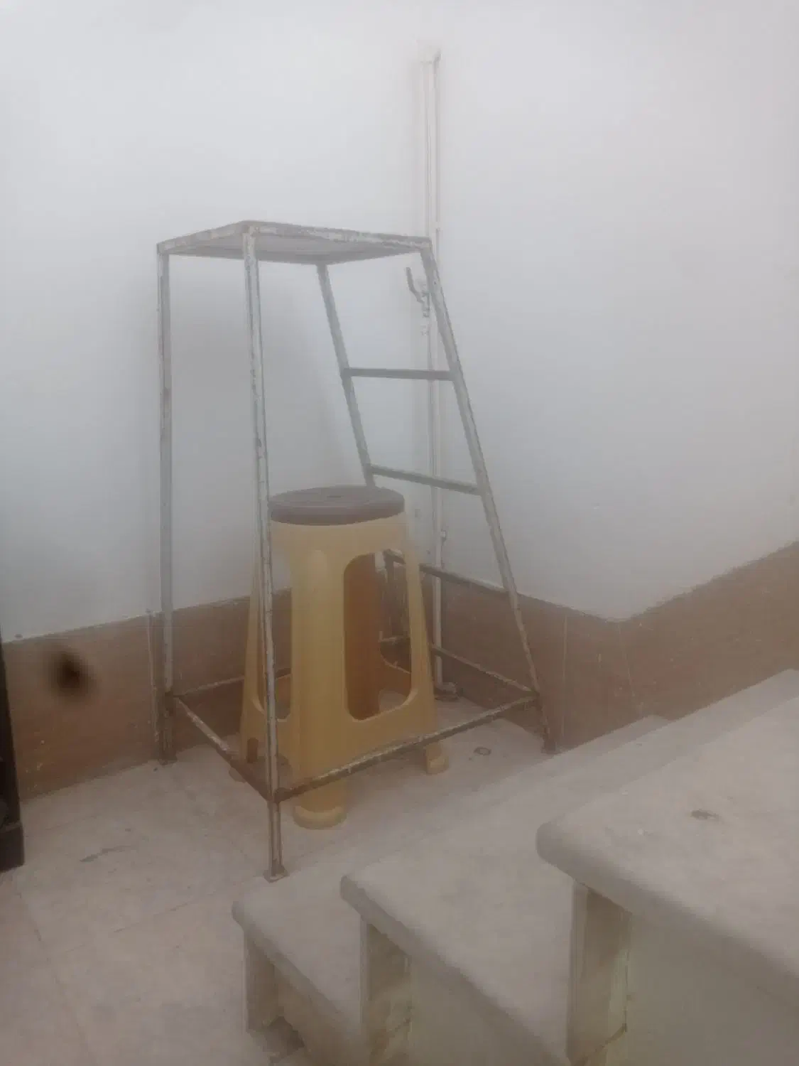 چهار پایه  فلزی|صندلی و نیمکت|گرمسار, |دیوار