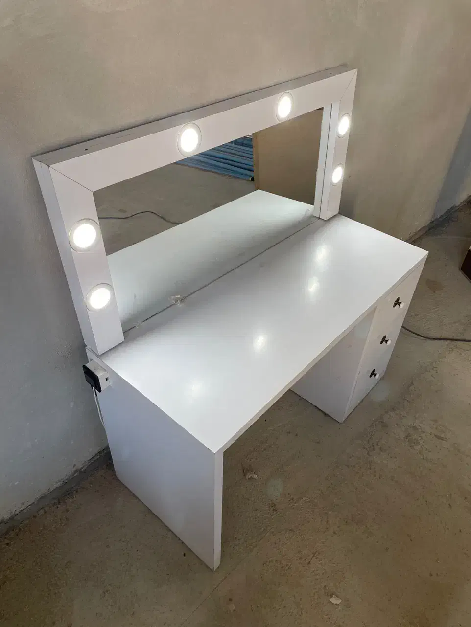 میز|آرایشگاه و سالن‌های زیبایی|گلپایگان, |دیوار